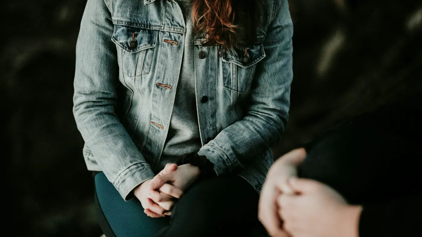 woman wearing gray jacket