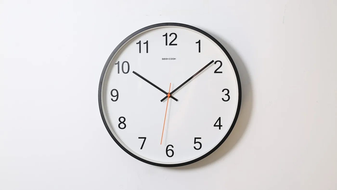 round analog wall clock pointing at 10:09