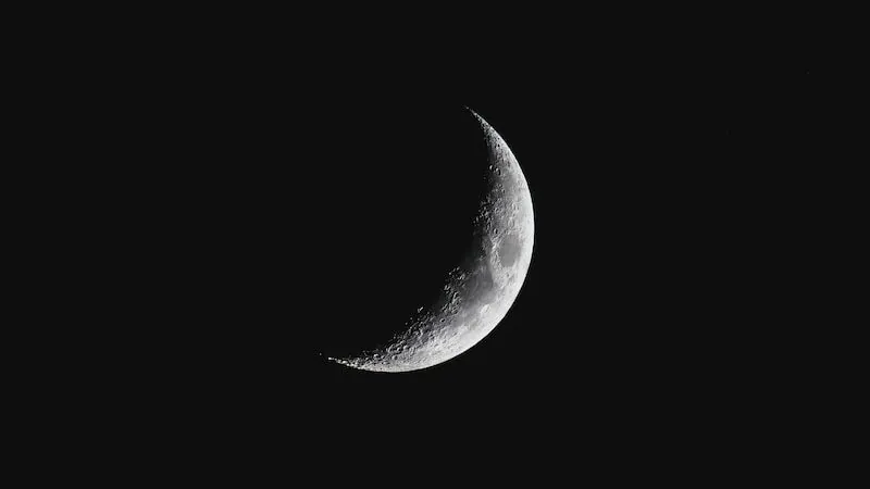 closeup photography of crescent moon